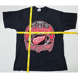 Vintage NHL Hockey 1997 Stanley Cup Champions Detroit Red Wings Graphic Tee